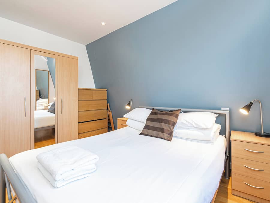 1 habitación, tabla de planchar con plancha y cunas