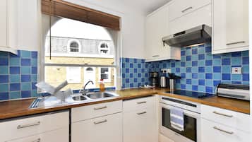 Apartment, 3 Bedrooms | Private kitchen | Fridge, microwave, stovetop, dishwasher