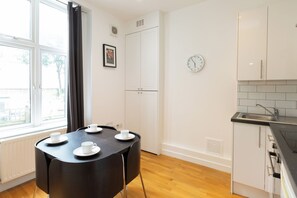 Appartement, 1 slaapkamer | Privékeuken | Een koelkast, een magnetron, een kookplaat, een vaatwasser