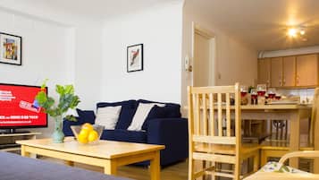 Departamento, 3 habitaciones | Sala de estar | Televisión de pantalla plana