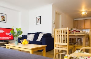 Apartment, 3 Schlafzimmer | Wohnzimmer | Flachbildfernseher