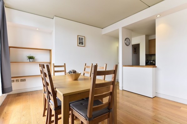 Apartamento, 1 quarto | Opções para refeição no quarto