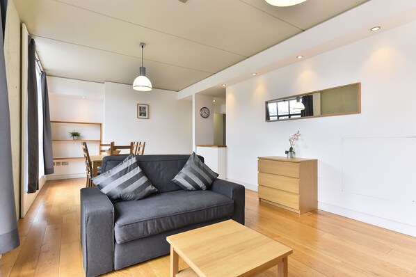 Flat-screen TV, DVD player - Shoreditch Apartments (London)