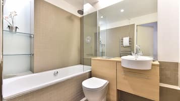 Kombinasi shower/bathtub, pengering rambut, dan handuk