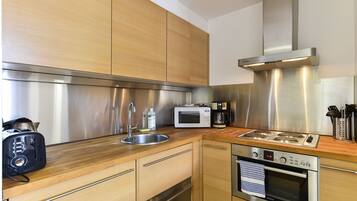 Departamento, 1 habitación | Cocina privada | Refrigerador con congelador, microondas, horno y parrilla de estufa