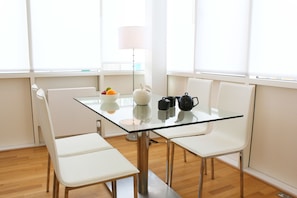 In-room dining - Shoreditch Apartments (London)