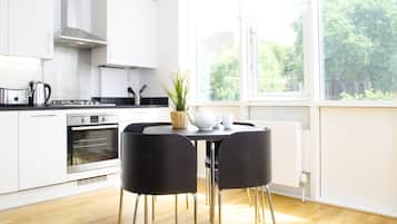 Departamento, 2 habitaciones | Cocina privada | Refrigerador con congelador, microondas, horno y parrilla de estufa