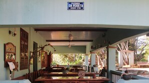Se sirven desayunos, comidas y cocina brasileña con vista al jardín