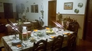 Se sirven desayunos, comidas y cocina brasileña con vista al jardín