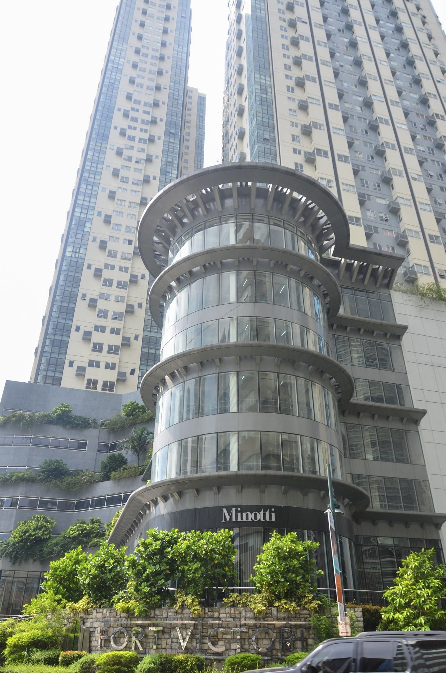 Un bâtiment moderne à la façade incurvée, sur lequel on peut lire l’inscription « Minotti ».