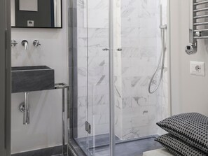 Small Double Room | Bathroom | Shower, free toiletries, hair dryer, bidet - Tornabuoni Place (Florence)
