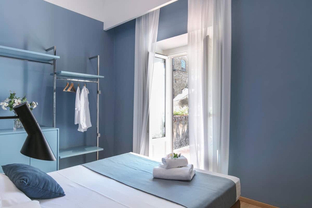 King Room with Balcony | Een bureau, geluiddichte muren, een strijkplank/strijkijzer, gratis wifi