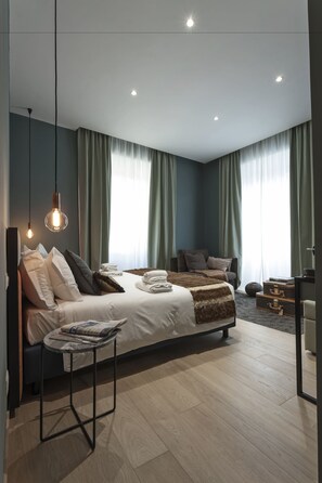 Habitación Deluxe doble, vistas a la ciudad | Escritorio, sistema de insonorización, tabla de planchar con plancha