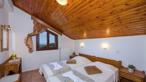 Vila família, 4 quartos, piscina particular (Dimosthenis) | Roupas de cama premium, edredons de pluma, cofres nos quartos
