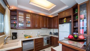 Vila, 3 quartos, piscina particular (Anna) | Cozinha privada | Cafeteira/chaleira, geladeira grande, micro-ondas, fogão