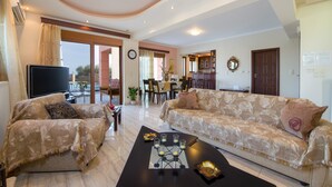 Vila, 3 quartos, piscina particular (Anna) | Área de estar | TV de tela plana 32 polegadas com canais a cabo, TV, lareira