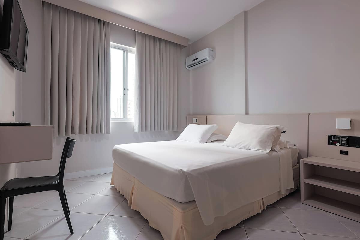 1 chambre, minibar, coffres-forts dans les chambres, bureau