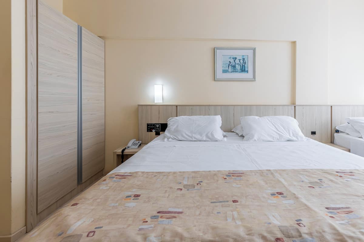 1 dormitorio, minibar, caja fuerte y escritorio