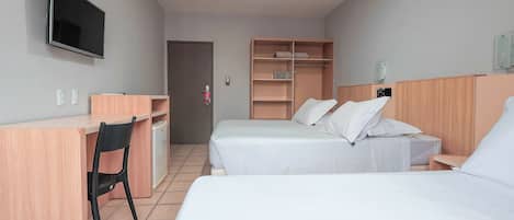 Standard-Dreibettzimmer | 1 Schlafzimmer, Minibar, Zimmersafe, Schreibtisch