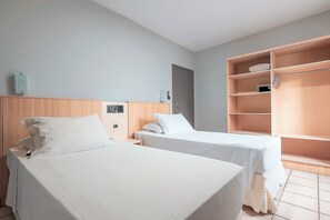 1 chambre, minibar, coffres-forts dans les chambres, bureau