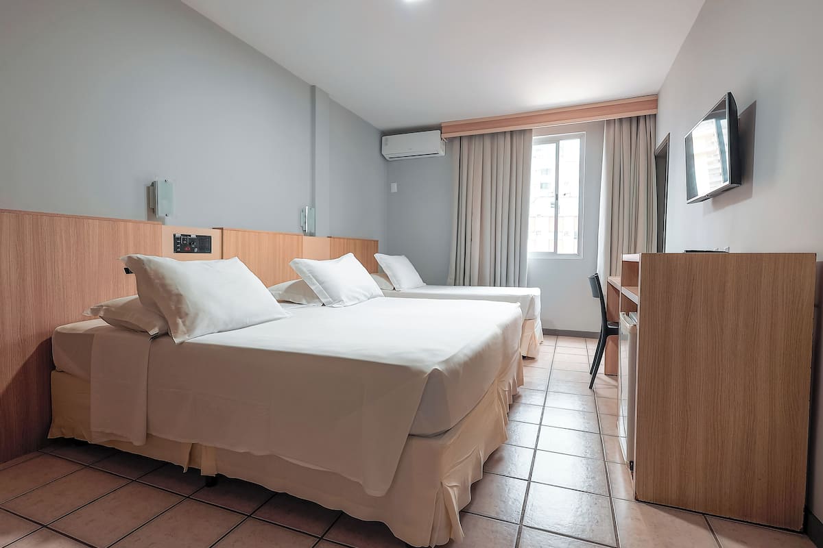 1 chambre, minibar, coffres-forts dans les chambres, bureau