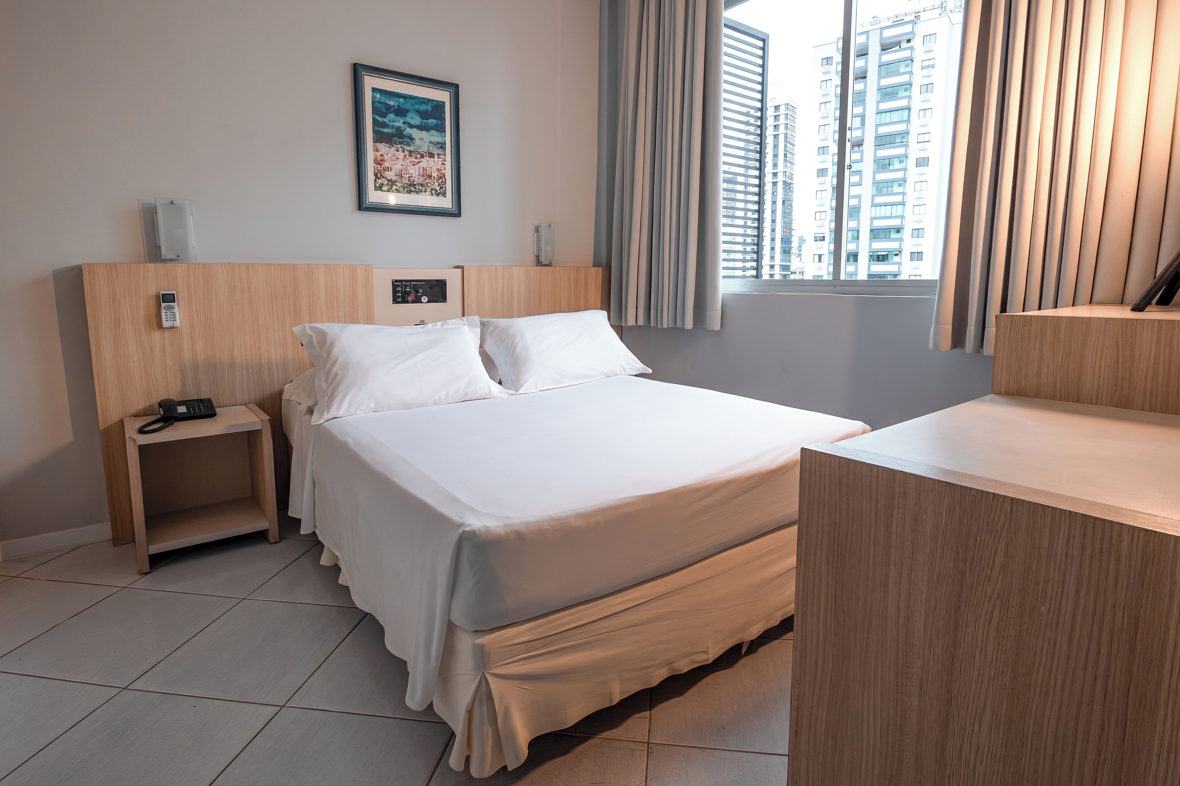 Habitación cuádruple estándar | Minibar, caja de seguridad en la habitación y escritorio 