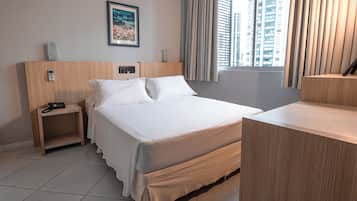 Phòng 4 Tiêu chuẩn | Minibar, két bảo mật tại phòng, bàn, màn/rèm cản sáng