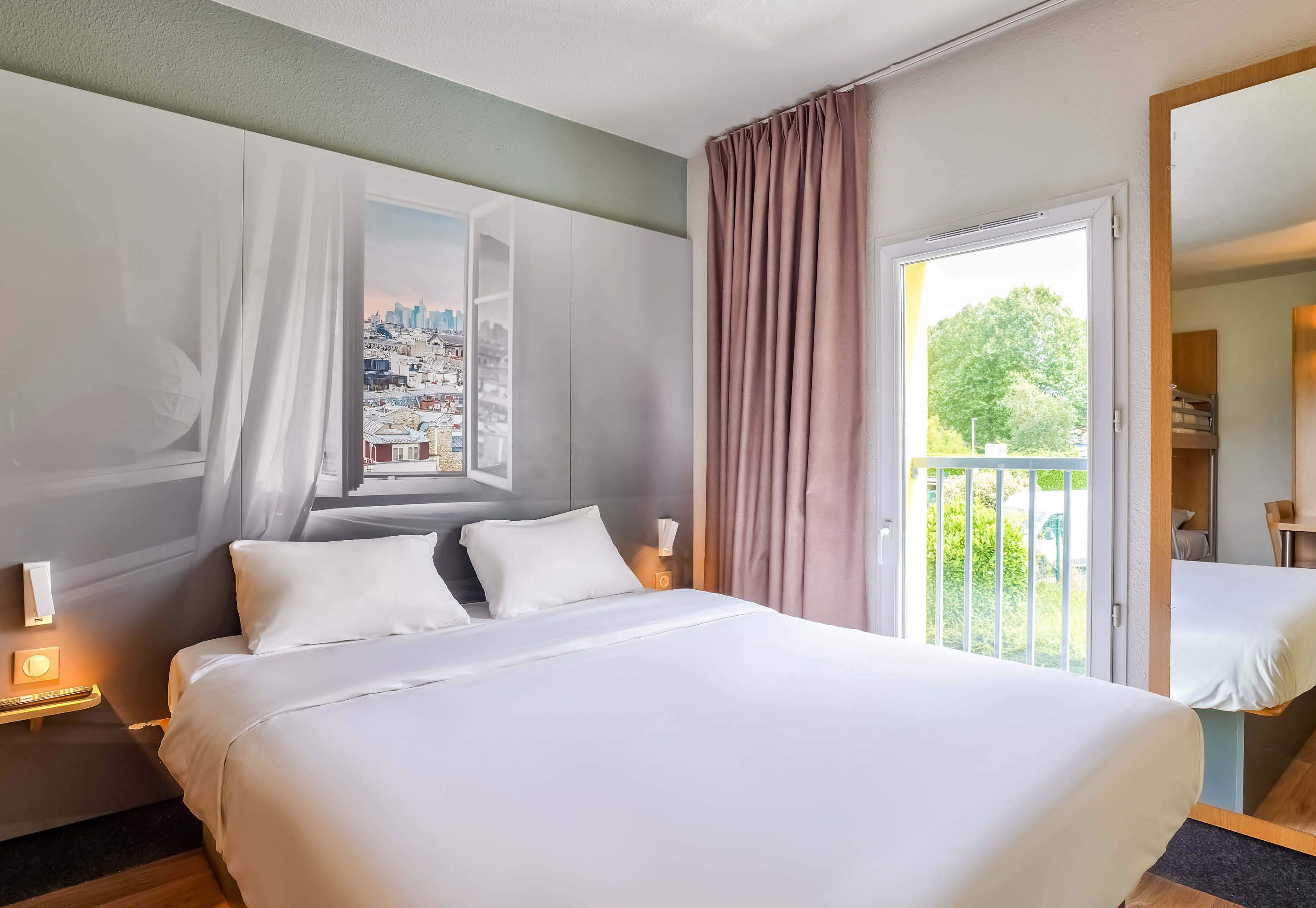 أغطية فراش متميزة ومكتب وتجهيزات عازلة للصوت وواي فاي مجانًا