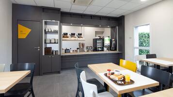 Café da manhã com buffet todos os dias mediante uma taxa