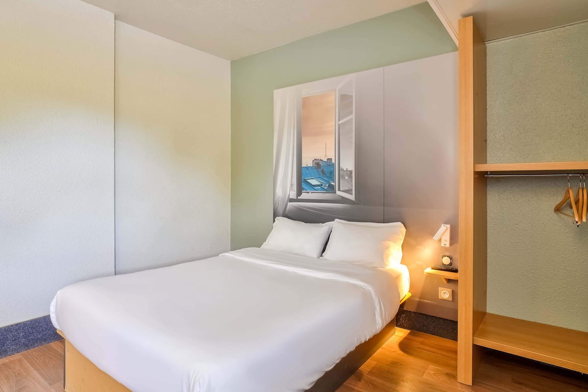 Ropa de cama de alta calidad, escritorio y sistema de insonorización
