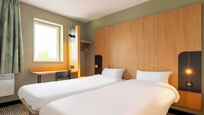 Habitación con 2 camas individuales, para no fumadores | Escritorio, insonorización, wifi gratis y ropa de cama