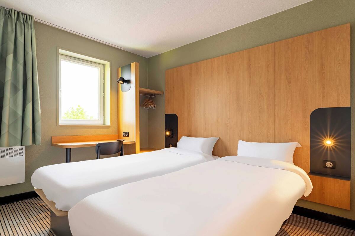 Habitación con 2 camas individuales, para no fumadores | Escritorio, insonorización, wifi gratis y ropa de cama