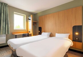 Quarto duplo, para não fumantes | Escrivaninha, quartos à prova de som, Wi-Fi de cortesia, roupa de cama
