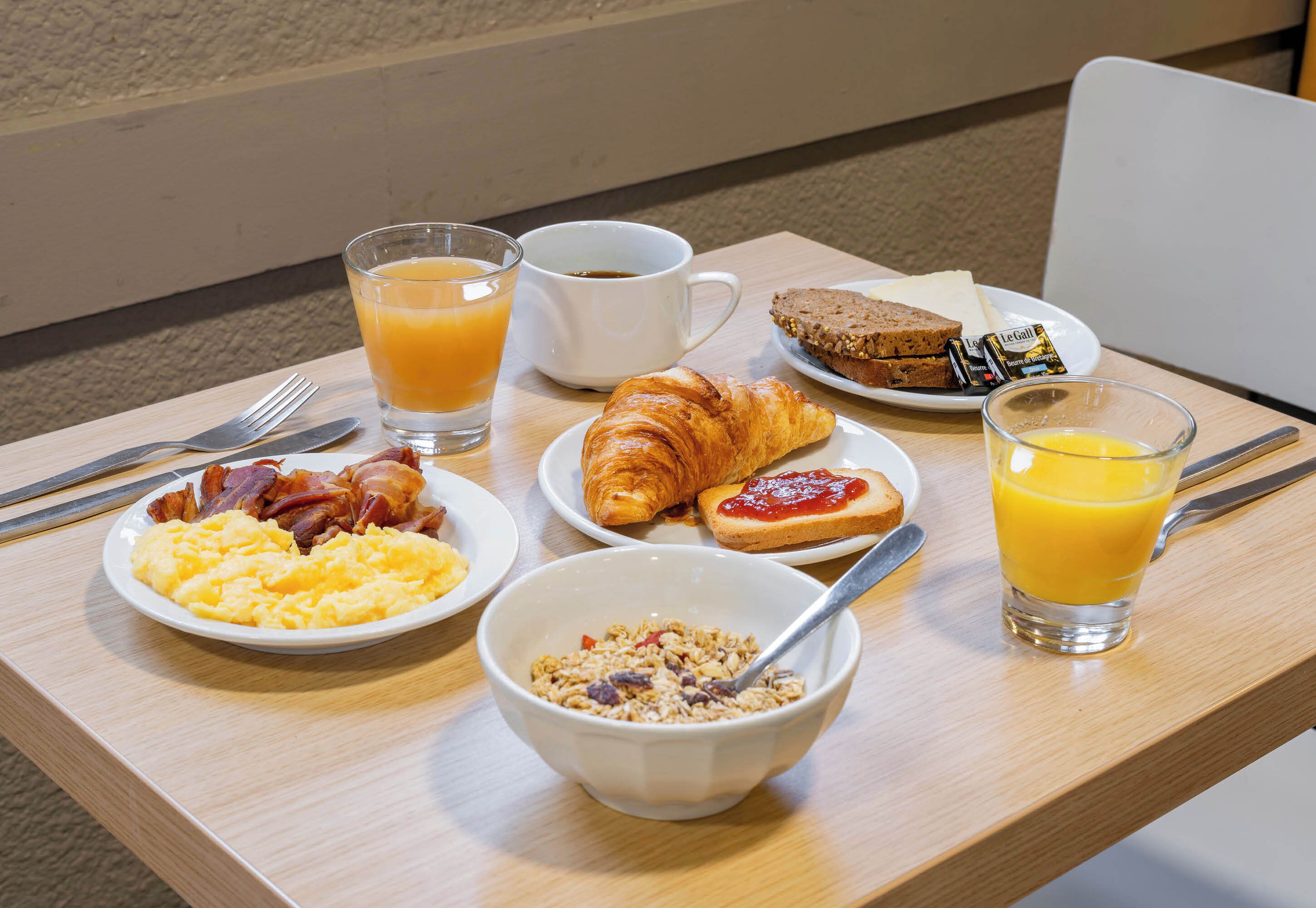 Frokostbuffé hver dag (mot et tillegg)