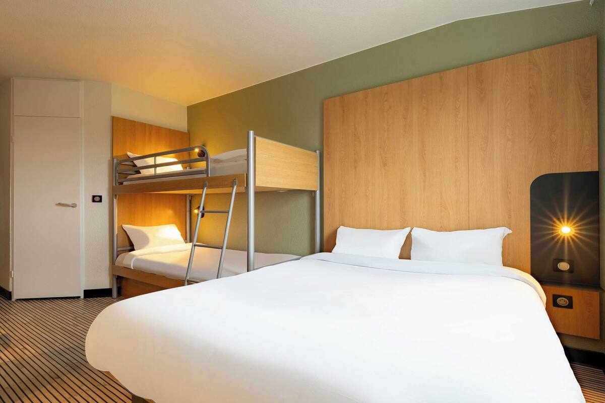 Habitación cuádruple, para no fumadores | Escritorio, insonorización, wifi gratis y ropa de cama