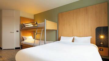 Chambre Quadruple, non-fumeurs | Bureau, chambres insonorisées, Wi-Fi gratuit, draps fournis