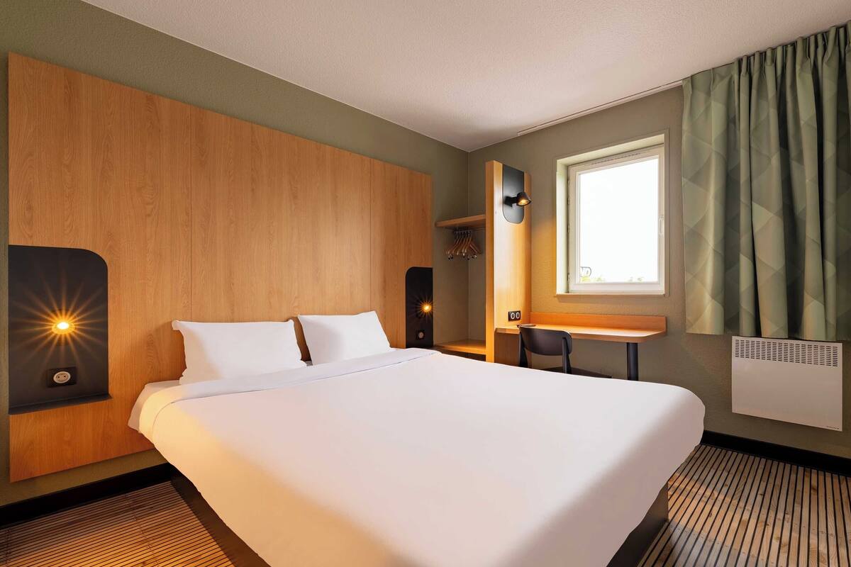 Habitación doble, acceso para personas con movilidad reducida, para no fumadores | Escritorio, insonorización, wifi gratis y ropa de cama