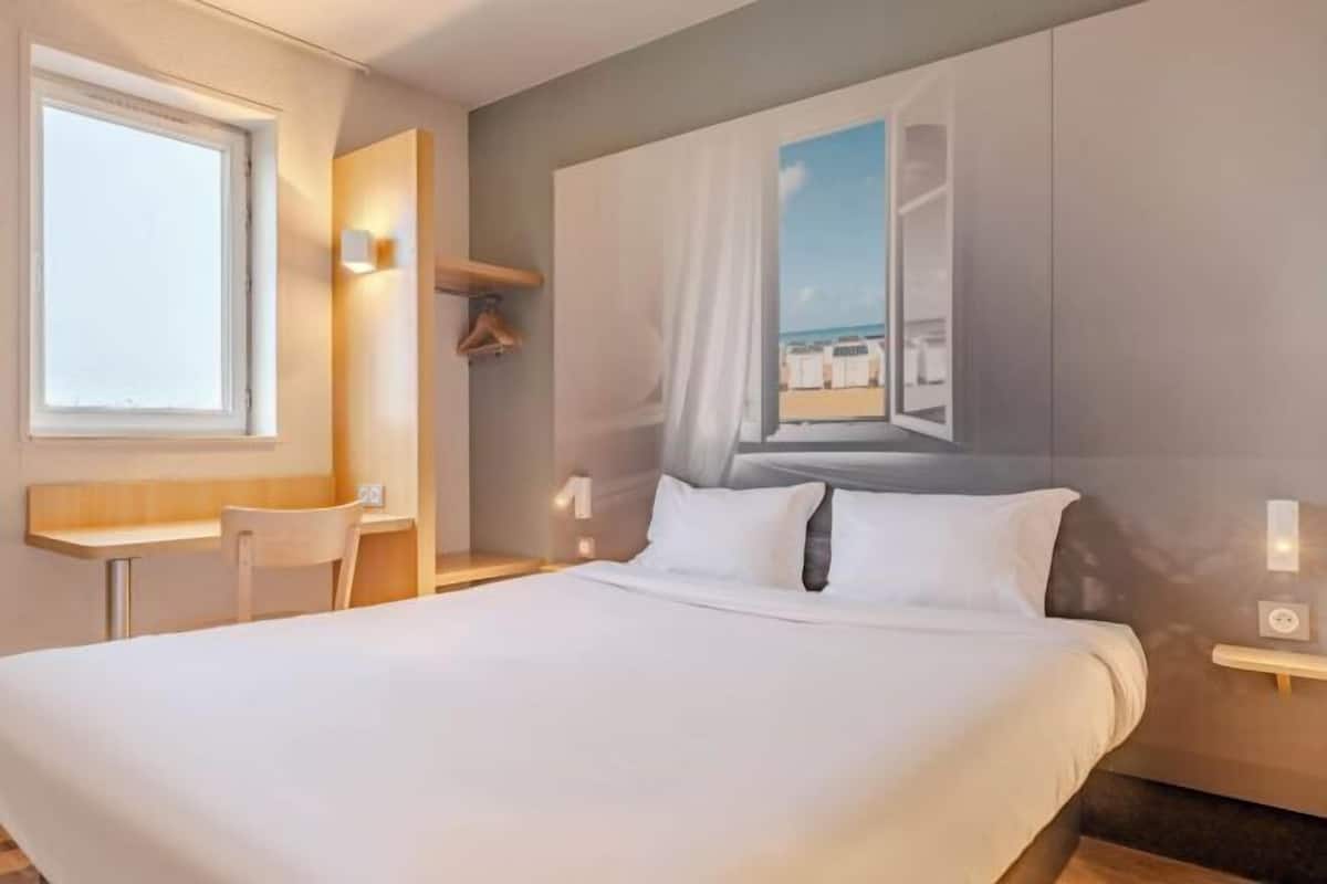 Escritorio, insonorización, wifi gratis y ropa de cama