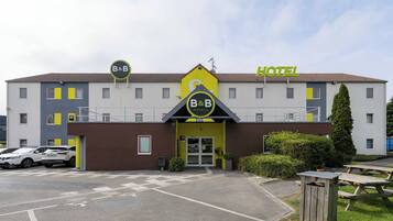 Vista frontal de la propiedad