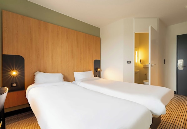 Twin Room, Non Smoking | Desk, soundproofing, free WiFi, bed sheets