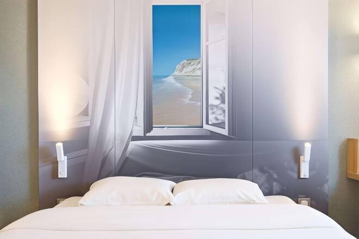 Desk, soundproofing, free WiFi, bed sheets