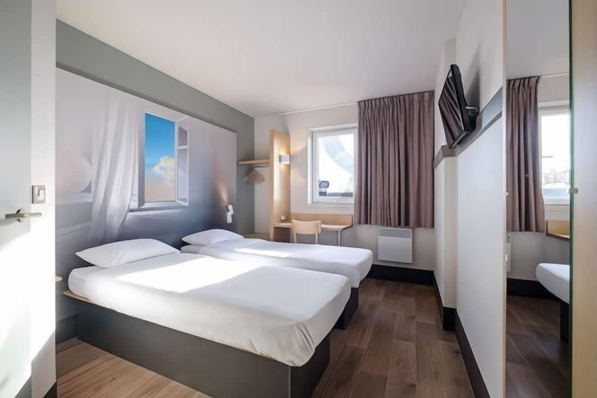 Desk, soundproofing, free WiFi, bed sheets