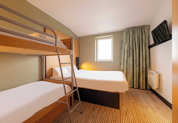 Quadruple Room, Non Smoking | 1 bedroom, desk, soundproofing, free WiFi