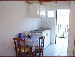 Full-sized fridge, stovetop, coffee/tea maker, electric kettle