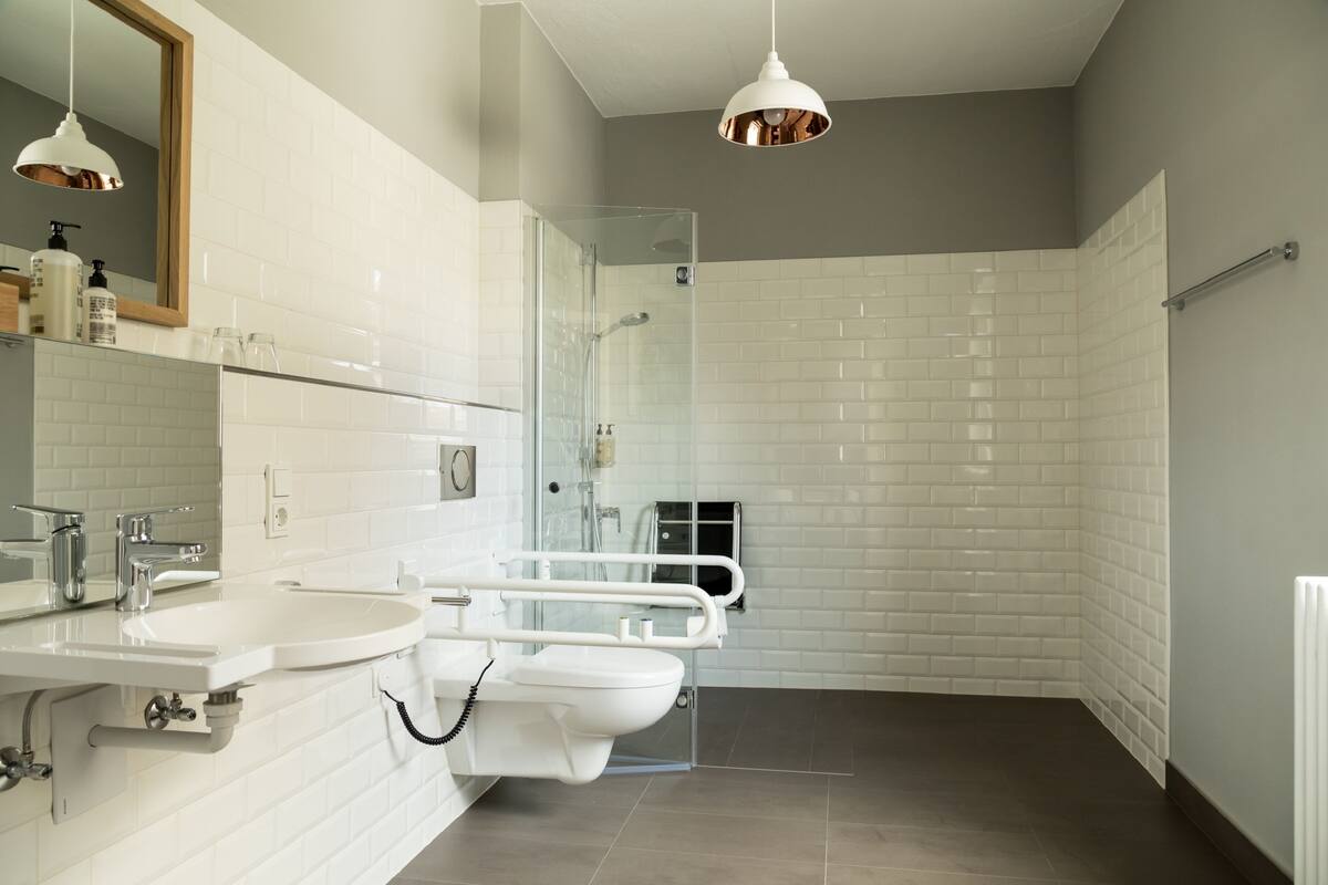 comfort double room | bathroom | free toiletries, hair dryer, towels, shampoo