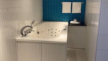 Superior Suite, 1 Bedroom, Ocean View | Private spa tub