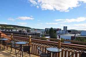 A rooftop terrace with outdoor seating and a view of the cityscape. - Strand City Hotell (Ornskoldsvik)