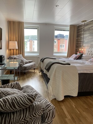 Suite – superior, 1 soverom, havutsikt | Oppholdsområde | Flatskjerm-TV