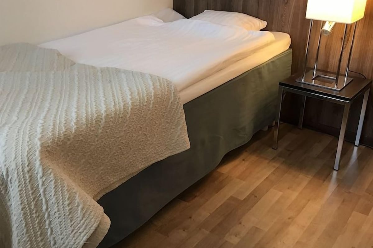 Tirai kedap cahaya, tempat tidur bayi (biaya tambahan), dan seprai linen