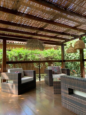 Quarto casal luxo, 1 quarto, sacada, vista para a piscina | Frigobar, cortinas blackout, Wi-Fi de cortesia, roupa de cama